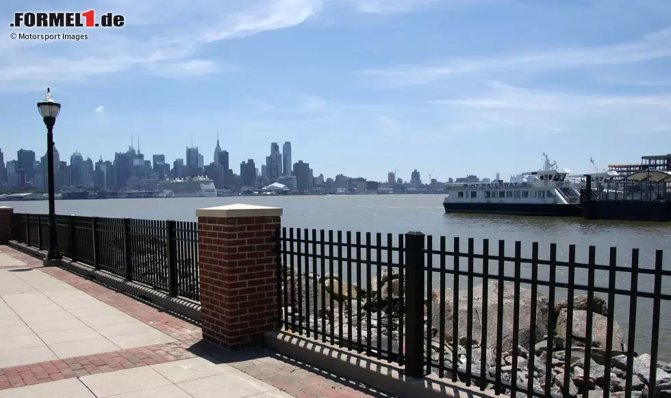 Foto zur News: 2016: Immer wieder ist ein New-York-Grand-Prix ein Thema in der Formel 1. Ab 2011 wird mit einem Stadtkurs in New Jersey geplant, mit der Skyline von Manhatten im Hintergrund (Foto). 2016 ist das Thema endgültig durch: Das Rennen (mit 15-jährigem Vertrag!) findet nie statt.