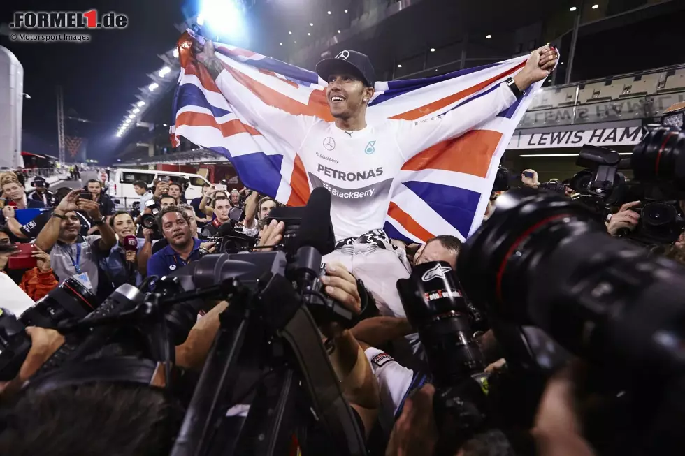 Foto zur News: 2014: Beim Saisonfinale in Abu Dhabi werden erstmals in der Formel-1-Geschichte doppelte Punkte vergeben. Sie ändern nichts am WM-Ausgang: Lewis Hamilton wird erster Champion der Turbo-Hybrid-Ära. Und doppelte Punkte gibt&#039;s nie wieder.