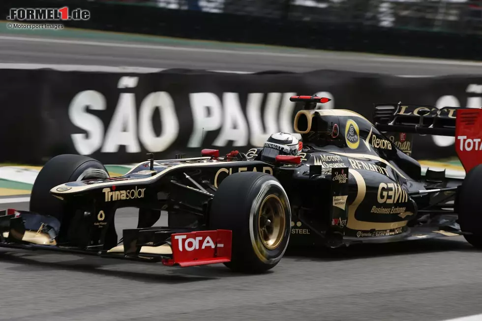 Foto zur News: 2012: Kimi Räikkönen rutscht im Brasilien-Grand-Prix von der Strecke und nimmt den &quot;Notausgang&quot;, eine Parallelstraße zur Rennbahn. Dort aber stellt er fest: Deren Ausgang ist versperrt. Räikkönen wendet, kehrt ins Rennen zurück und wird sogar noch Zehnter!