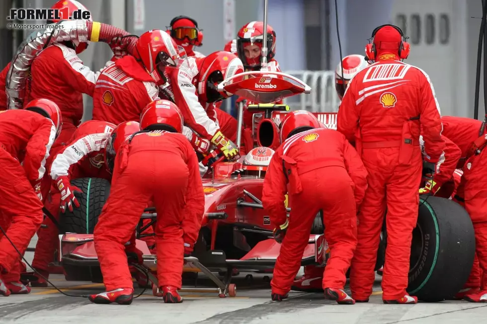 Foto zur News: 2009: Ferrari holt Kimi Räikkönen im Malaysia-Grand-Prix auf P5 liegend zum Boxenstopp herein und lässt Regenreifen aufziehen. Der Regen aber kommt (noch) nicht, und Räikkönens Rennen ist futsch. Während einer Rotphase holt er sich erst mal ein Eis ...