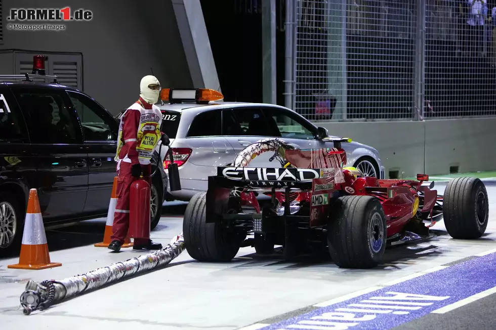 Foto zur News: 2008: Felipe Massa fährt in Singapur nach dem Boxenstopp los, obwohl der Tankschlauch noch im Auto steckt. Er reißt ihn ab, hält am Ende der Boxengasse an, um ihn entfernen zu lassen. Das kostet Zeit: Massa verliert die Führung und den möglichen Rennsieg, damit später auch den WM-Titel 2008!