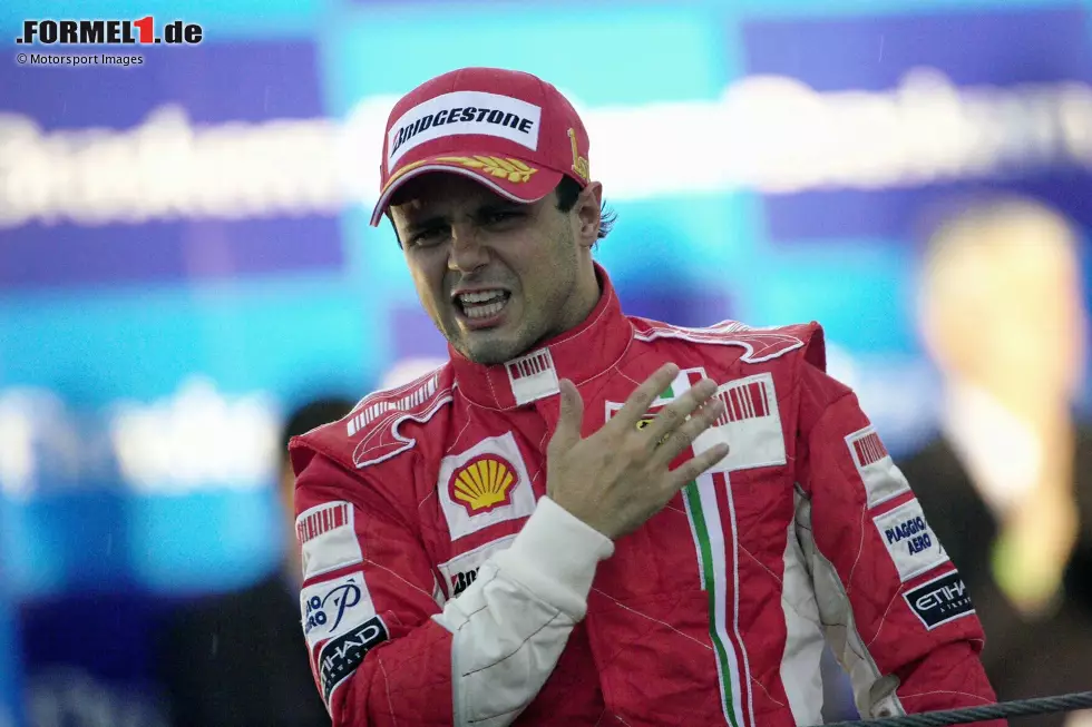 Foto zur News: 2008: Felipe Massa gewinnt den Brasilien-Grand-Prix in Sao Paulo und ist damit virtuell Formel-1-Weltmeister. Ferrari aber feiert zu früh: Lewis Hamilton überholt noch auf den letzten Metern und nimmt Massa den Titel weg.