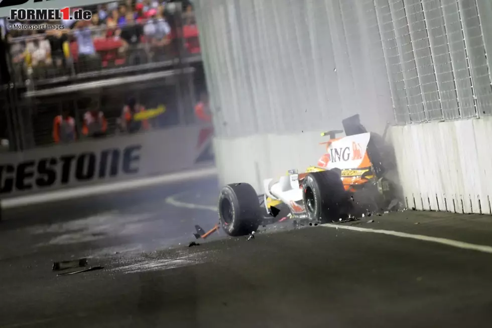 Foto zur News: 2008: Beim ersten Formel-1-Nachtrennen in Singapur crasht Nelson Piquet auf Renault-Anweisung, damit Fernando Alonso gewinnen kann. Ein Jahr später fliegt die Sache auf. Unter anderem Teamchef Flavio Briatore wird von der FIA gesperrt.