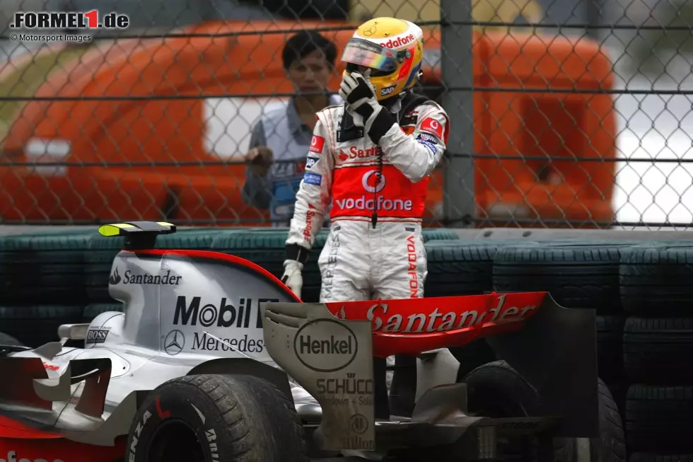 Foto zur News: 2007: McLaren lässt WM-Spitzenreiter Lewis Hamilton in Schanghai zu lange auf abgefahrenen Reifen draußen. Als Hamilton schließlich mit völlig abgenudelten Pneus an die Box fahren will, rutscht er ins Kiesbett und fällt aus. Es profitiert der spätere Weltmeister Kimi Räikkönen im Ferrari.