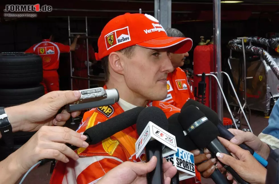 Foto zur News: 2006: Michael Schumacher wird in Monaco für sein Qualifying-&quot;Parkmanöver&quot; in der Rascasse-Kurve ans Ende der Startaufstellung strafversetzt. Er verliert so die Siegchance und wichtige Punkte im WM-Titelkampf gegen Fernando Alonso.