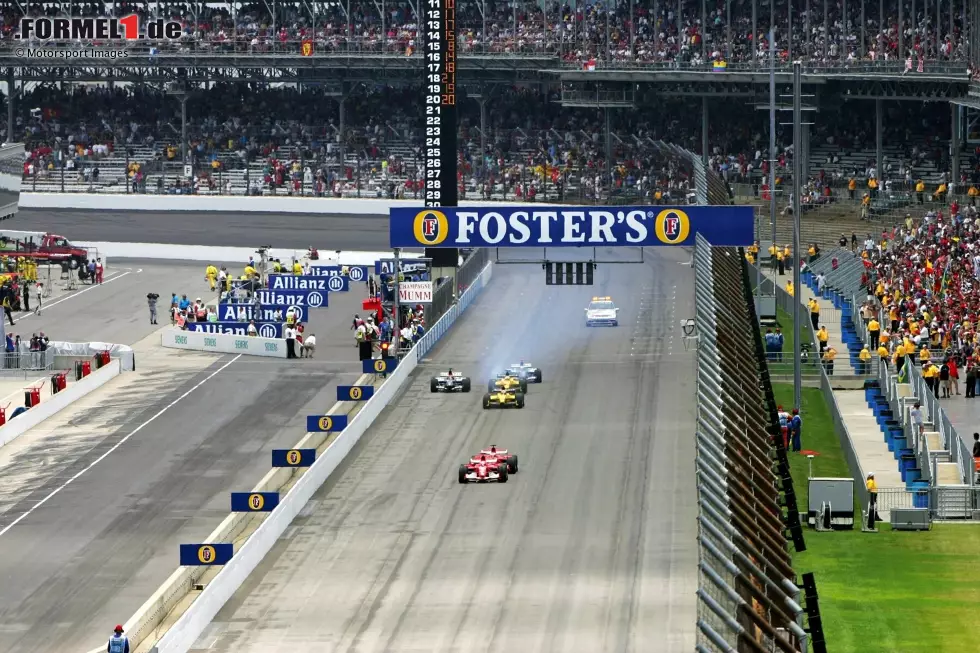 Foto zur News: 2005: Nach Reifenproblemen bei Michelin fahren im US-Grand-Prix in Indianapolis nur die Bridgestone-Teams Ferrari, Jordan und Minardi - sechs Autos! Das verzeiht das amerikanische Publikum der Formel 1 nicht.