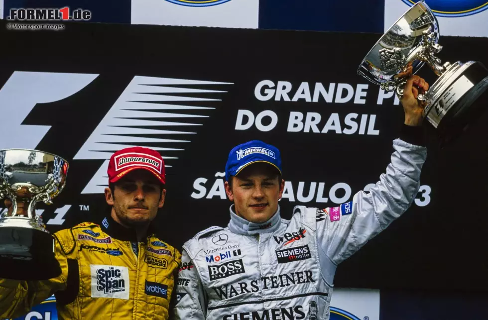 Foto zur News: 2003: Der Brasilien-Grand-Prix wird nach mehreren Unfällen vorzeitig abgebrochen, aber die Reihenfolge ist strittig. Die Formel 1 erklärt Kimi Räikkönen zum Sieger. Später kommt heraus: Giancarlo Fisichella hat gewonnen. Er bekommt den Siegerpokal nachträglich beim nächsten Rennen in Imola.