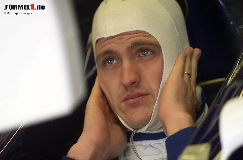 Foto zur News: 2001: Bei der Aufwärmrunde vor dem Restart in Spa ist der Williams von Ralf Schumacher zu lange aufgebockt, weil die Mechaniker nicht mit Reparaturen fertiggeworden sind. Schumacher wird ans Ende des Feldes strafversetzt.