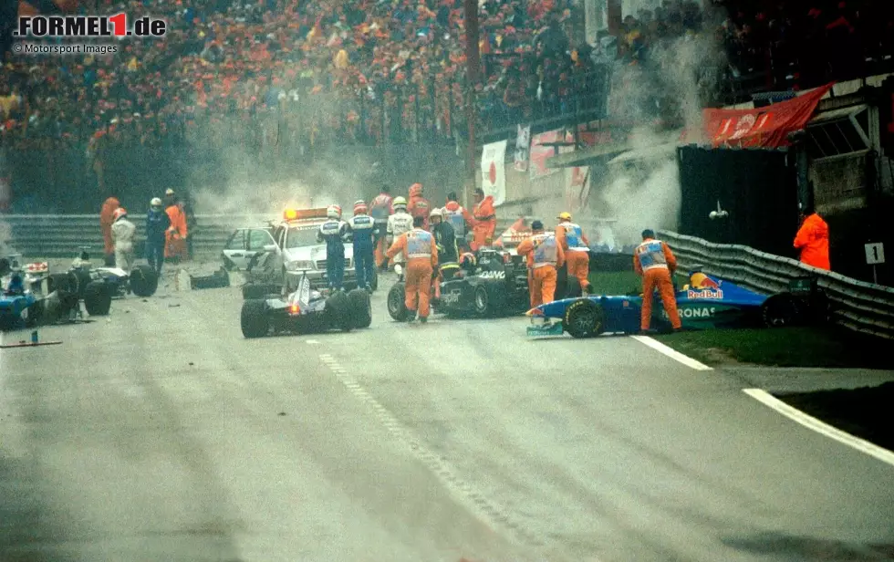 Foto zur News: 1998: In den größten Massencrash der Formel-1-Geschichte sind 13 Fahrer involviert. Rubens Barrichello und Eddie Irvine werden leicht verletzt. Die meisten Fahrer sind mit Ersatzautos beim Neustart wieder dabei, nur vier können mangels intakter Autos nicht mehr weitermachen.