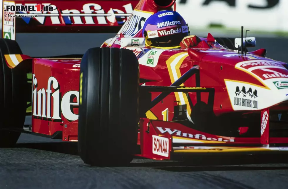 Foto zur News: 1998: Um die Formel-1-Autos in den Kurven langsamer zu machen, werden Rillenreifen eingeführt. Schon nach kurzer Zeit aber machen die Teams dieses Defizit über eine verbesserte Aerodynamik wett. Erst 2009 werden die (unbeliebten) Rillenreifen wieder durch profillose Slicks abgelöst.