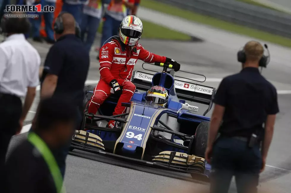 Foto zur News: 2017: Ferrari-Fahrer Sebastian Vettel und Williams-Fahrer Lance Stroll kollidieren beim Malaysia-Grand-Prix - nach der Zieldurchfahrt. Weil Vettels Auto liegenbleibt, fährt er bei Pascal Wehrlein &quot;huckepack&quot; zurück an die Box.