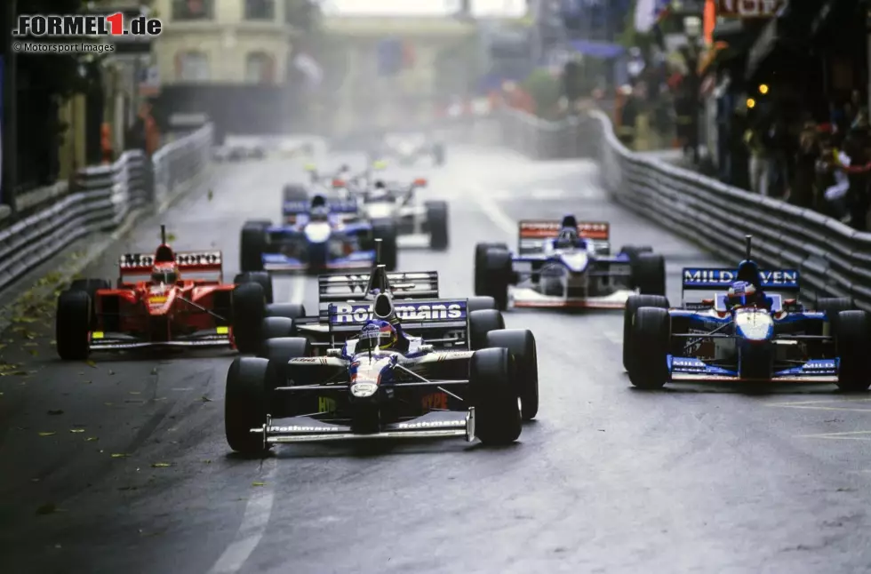 Foto zur News: 1997: Es ist nass in Monaco, aber Williams lässt Heinz-Harald Frentzen und Jacques Villeneuve mit Trockenreifen losfahren. Nach frühen Boxenstopps zum Reifenwechsel in den Runden drei und fünf sind die Williams-Fahrer chancenlos.