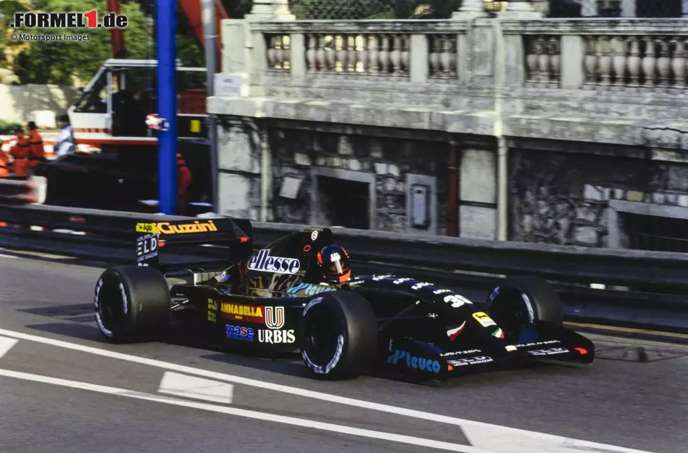 Foto zur News: 1992: Das italienische Team Andrea Moda tritt mit einem zwei Jahre alten Fahrzeug an und qualifiziert sich bei zehn Versuchen nur ein Mal für ein Rennen. In Monaco aber war nach elf Runden Schluss mit Motorschaden. Wochen später wird Teamchef Andrea Sassetti in Spa verhaftet und sein Rennstall gesperrt.