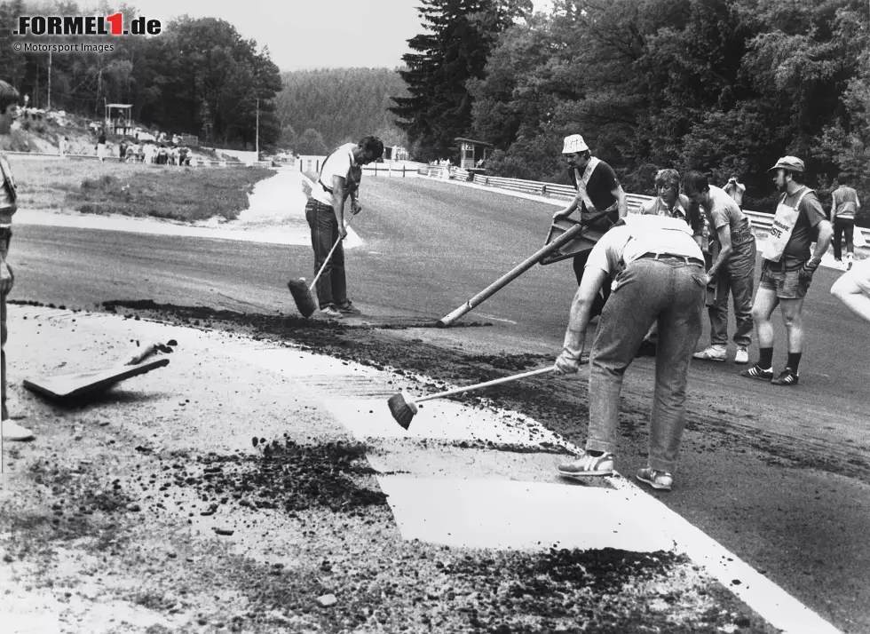 Foto zur News: 1985: Die Trainings zum Belgien-Grand-Prix in Spa laufen schon, als der Asphalt aufbricht. Reparaturen schlagen fehl, nichts geht mehr. Das Rennwochenende wird auf einen Nachholtermin verlegt und dann nochmals komplett neu gestartet.