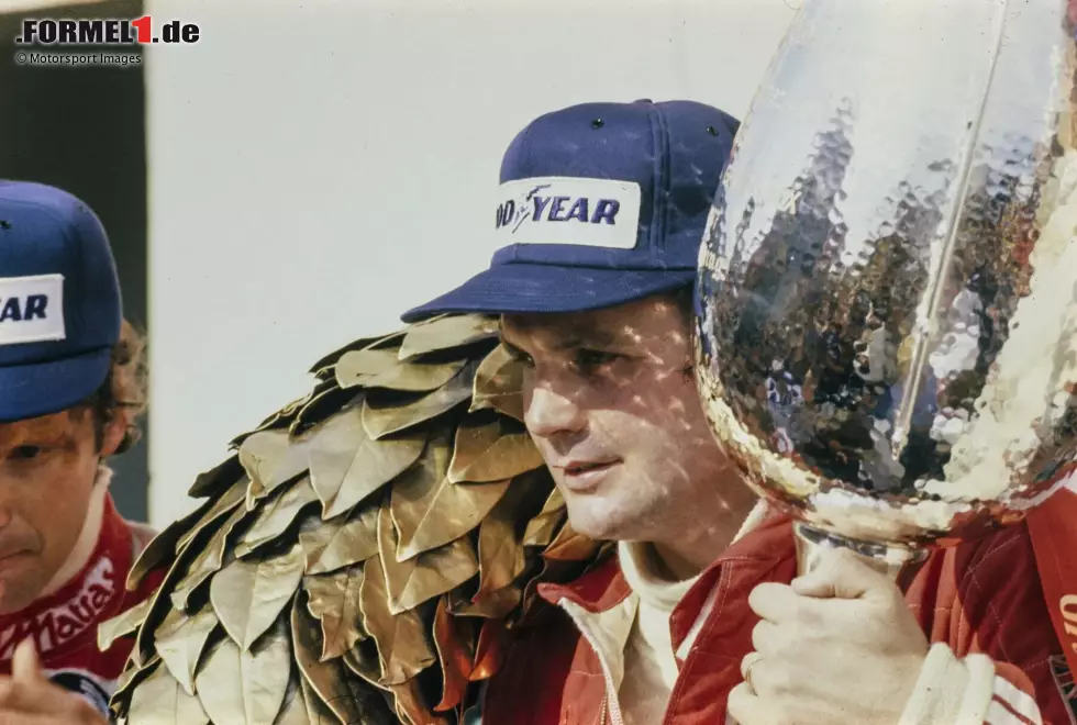 Foto zur News: 1977: Alan Jones gewinnt den Österreich-Grand-Prix in Spielberg, aber die australische Hymne ist nicht aufzutreiben. Als &quot;Alternative&quot; spielt schließlich jemand &quot;Happy Birthday&quot; ein!