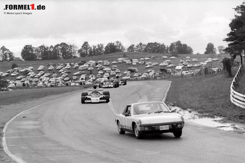 Foto zur News: 1973: Beim ersten Einsatz eines Safety-Cars in der Formel 1 beim Kanada-Grand-Prix stimmt das Timing der Rennleitung nicht. Das Sicherheitsauto verfehlt den Führenden, das Klassement gerät durcheinander. Der Sieg von Peter Revson ist bis heute umstritten.