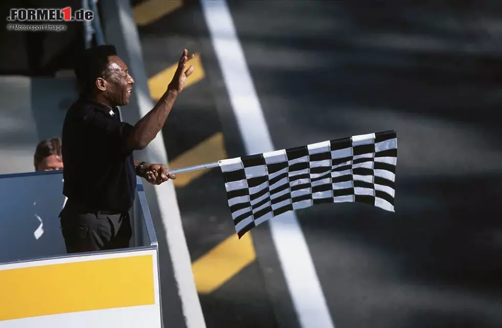 Foto zur News: 2002: Fußball-Legende Pele darf bei seinem Heimrennen in Brasilien die Zielflagge schwenken. Prompt verpasst er es, Grand-Prix-Sieger Michael Schumacher abzuwinken. Pele erwischt erst einige der nachfolgenden Fahrer, Schumachers Sieg ist aber natürlich trotzdem offiziell.