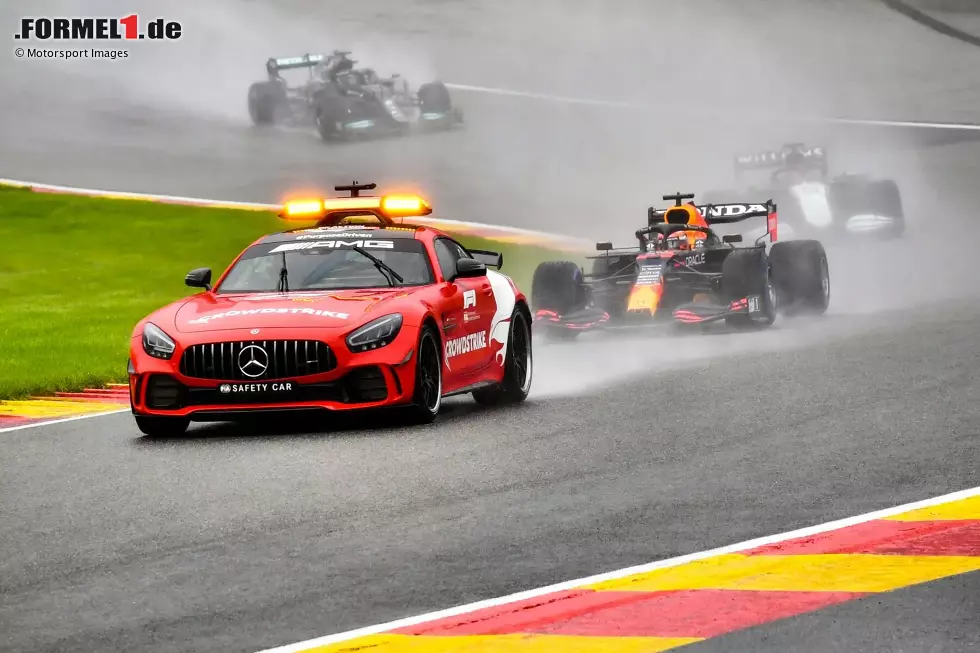 Foto zur News: 2021: Es schüttet beim Belgien-Grand-Prix in Spa. So sehr, dass das Rennen mit großer Verzögerung nur hinter dem Safety-Car gestartet und schließlich mit nur einer gewerteten Runde abgebrochen wird. Es gibt halbe Punkte - und bald darauf ein neues Punktesystem für Abbruchrennen.