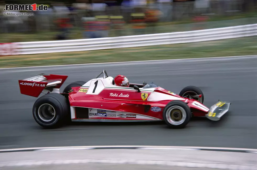 Foto zur News: 1976 hat Niki Lauda auf dem Nürburgring einen schweren Unfall: Sein Auto steht in Flammen, er kann sich nicht selbst aus dem Cockpit befreien. Doch Lauda hat gleich vier Schutzengel ...