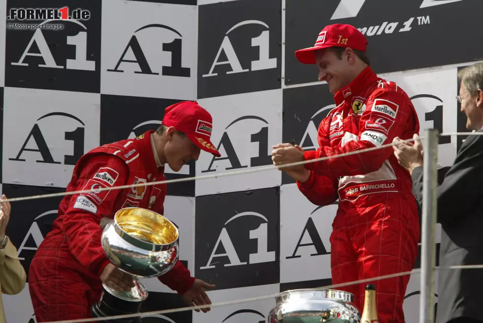 Foto zur News: ... dreht Schumacher bei der Siegerehrung den Spieß um und schiebt Barrichello auf dem Podium auf P1. Dafür (und nicht für die Stallregie) wird Ferrari mit einer saftigen Geldstrafe belegt!