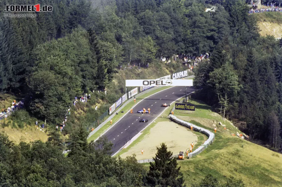 Foto zur News: 1992 in Spa-Francorchamps verunfallt Eric Comas im Freitagstraining. Formel-1-Weltmeister Ayrton Senna stellt seinen McLaren rechts am Fahrbahnrand ab und ...