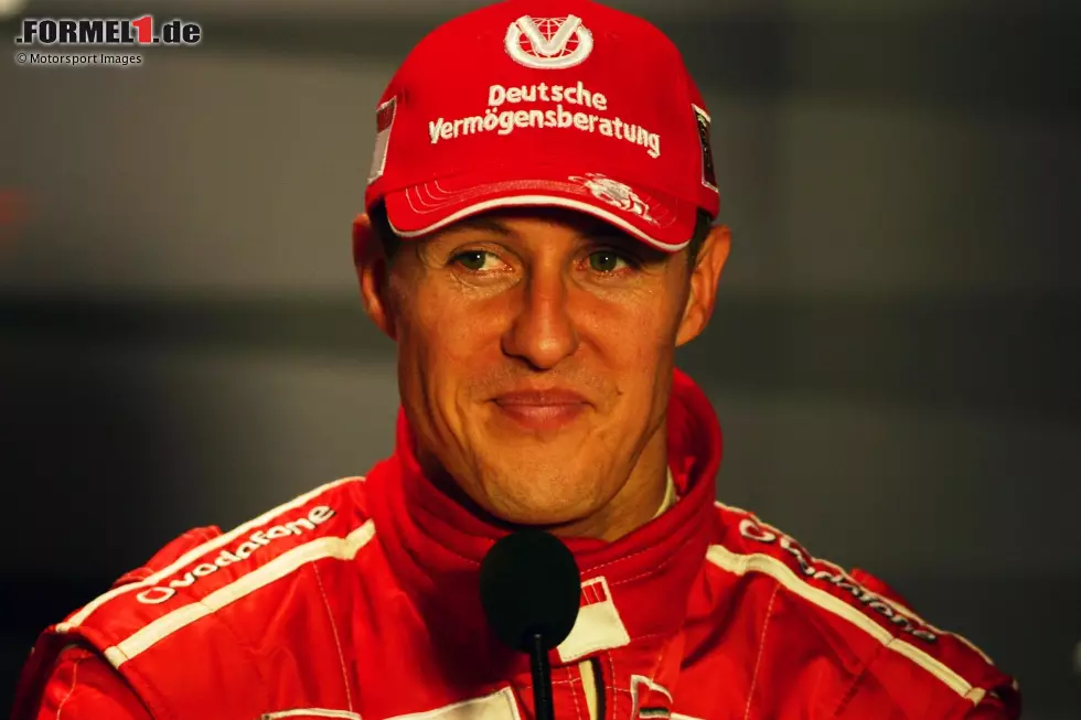 Foto zur News: 2006 in Monza gibt Michael Schumacher nach dem Sieg im Ferrari-Heimrennen seinen (ersten) Formel-1-Rücktritt bekannt. Er tut dies auch in dem Wissen, dass ...