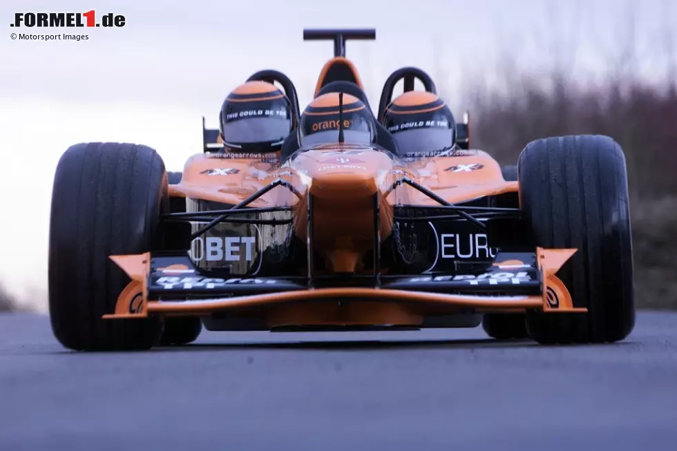 Foto zur News: Schon vor knapp 20 Jahren hatte Arrows ebenfalls einen Formel-1-Dreisitzer, oder ...