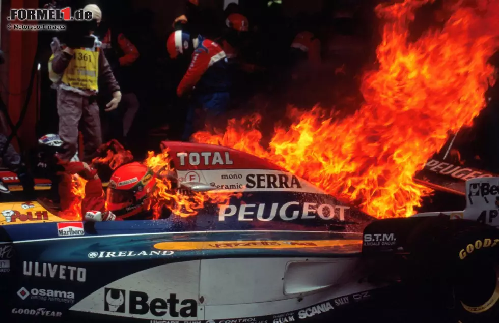 Foto zur News: Spa 1995: Bei einem Boxenstopp im Rennen beginnt der Jordan von Eddie Irvine zu brennen. Alle Beteiligten haben Glück und entgehen einer Verletzung.