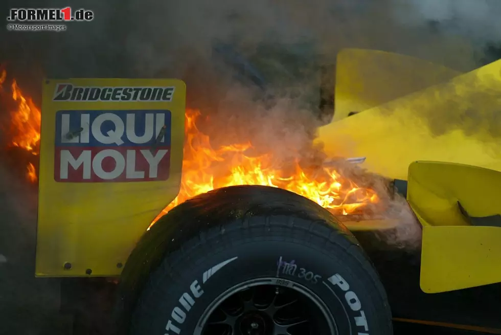 Foto zur News: Sao Paulo 2003: Der Jordan von Giancarlo Fisichella bricht im Parc ferme in Flammen aus, wenige Sekunden nach dem Rennabbruch. Erst einige Tage später steht das Rennergebnis final fest - und Fisichella wird zum Sieger erklärt!