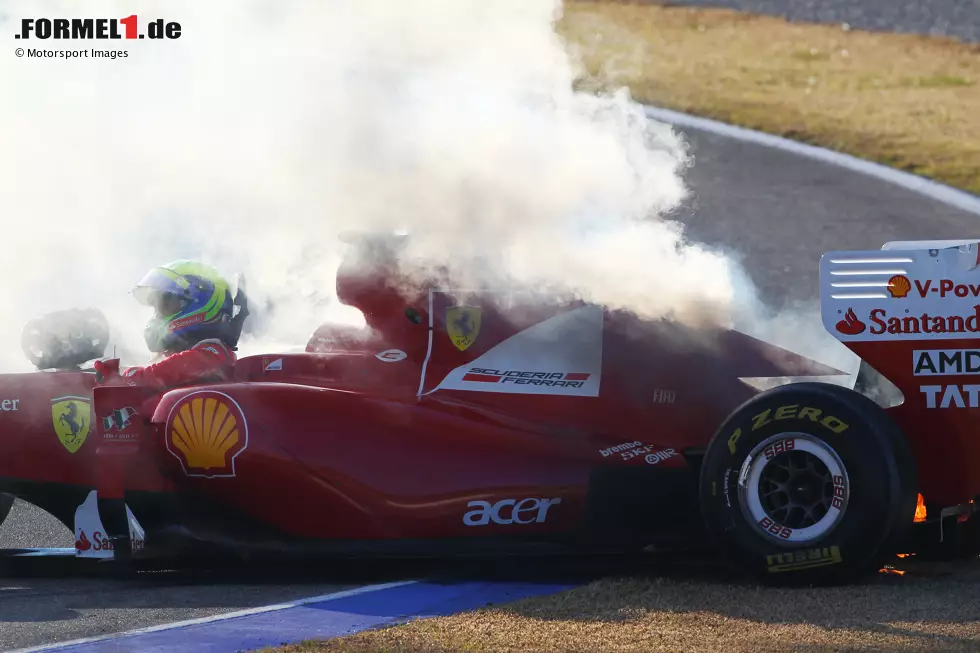 Foto zur News: Valencia 2011: Nach einem Dreher bei Testfahrten in Spanien brennt der Ferrari von Felipe Massa. Er kann sich aber rechtzeitig aus dem Auto befreien.