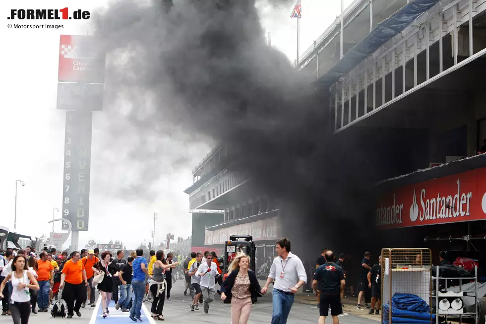 Foto zur News: Barcelona 2012: Dichter Rauch strömt aus der Williams-Box ins Freie. Nach Rennende hat es in der Garage ein Feuer gegeben, Teile der Boxenausrüstung gehen verloren - nachdem Williams-Fahrer Pastor Maldonado kurz zuvor überraschend das Rennen gewonnen hat!