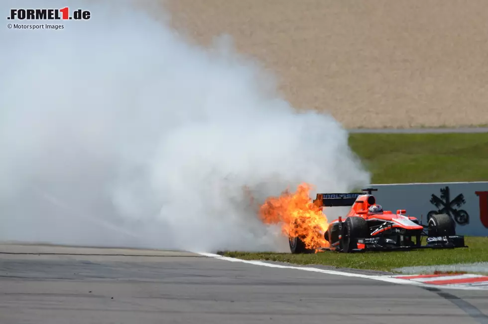 Foto zur News: Nürburgring 2013: Nach einem Motorschaden an seinem Marussia muss Jules Bianchi schnell aus dem Cockpit springen, denn das Heck seines Autos steht in Flammen.