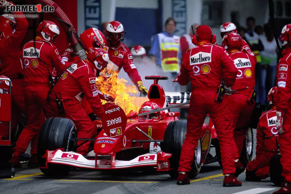 Foto zur News: Spielberg 2003: Beim Boxenstopp von Michael Schumacher wird nachgetankt, Sprit entzündet sich auf der Motorhaube, es brennt. Doch nachdem die Ferrari-Mechaniker das Feuer gelöscht haben, fährt Schumacher weiter - und gewinnt!