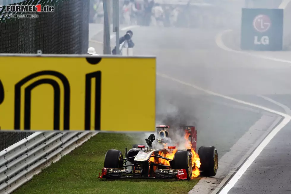 Foto zur News: Budapest 2011: Nick Heidfeld kommt im Lotus aus der Box, da fängt sein Rennauto plötzlich Feuer und Heidfeld steuert es an den Streckenrand. Er ist rechtzeitig raus aus dem Cockpit, um sich nicht zu verletzen. Heidfeld fährt danach nie wieder in der Formel 1!