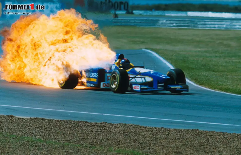 Foto zur News: Doch es gibt auch noch andere Ursachen für Feuerunfälle nach Imola 1989, wie zum Beispiel Motorschäden oder andere Defekte. Hier geht der Ligier von Pedro Diniz in Flammen auf, 1996 in Buenos Aires.