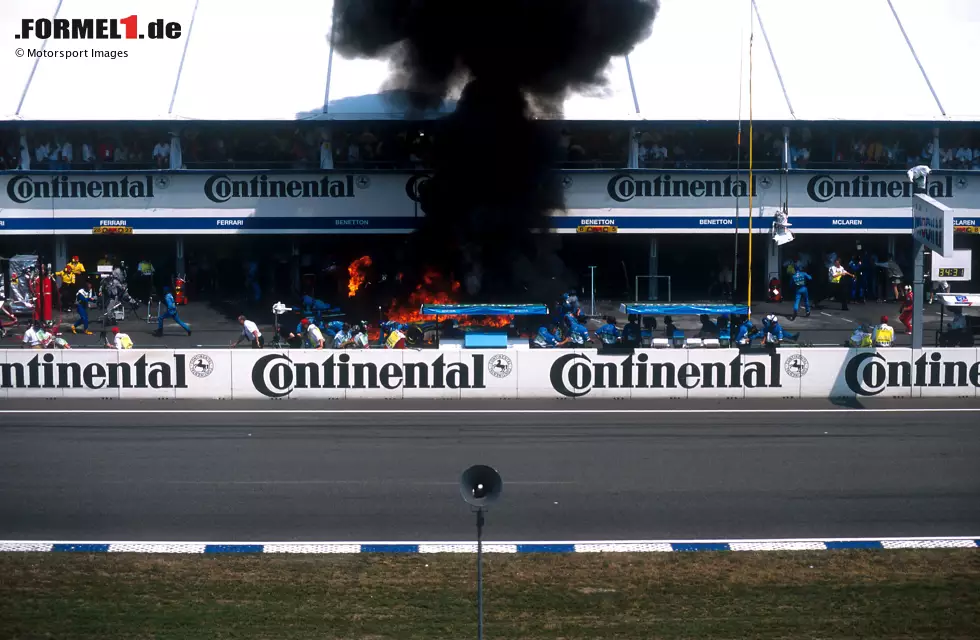 Foto zur News: Es kommt trotzdem immer wieder zu Feuerunfällen, wenn auch aus anderen Gründen. Hier zu sehen ist das Boxenfeuer bei Benetton-Fahrer Jos Verstappen 1994 in Hockenheim. Viel bekannter aber ist ...