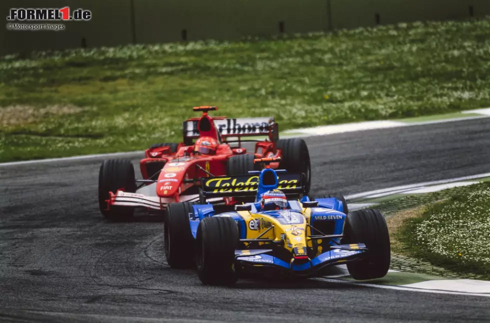 Foto zur News: Alonso war da schon zum zweiten Stopp an die Box gekommen. Schumacher brilliert mit leerem Tank mit schnellen Runden und kommt nach seinem zweiten Stopp direkt hinter dem Spanier auf die Strecke. Zwölf Runden bleiben ihm, um am Renault vorbeizugehen.