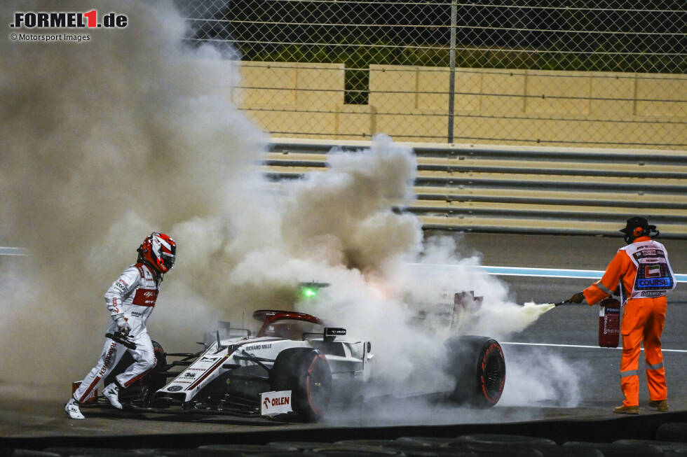 Foto zur News: ... aber Räikkönen sprintet gleich los und hilft mit, damit das Auto nicht zu sehr beschädigt wird!