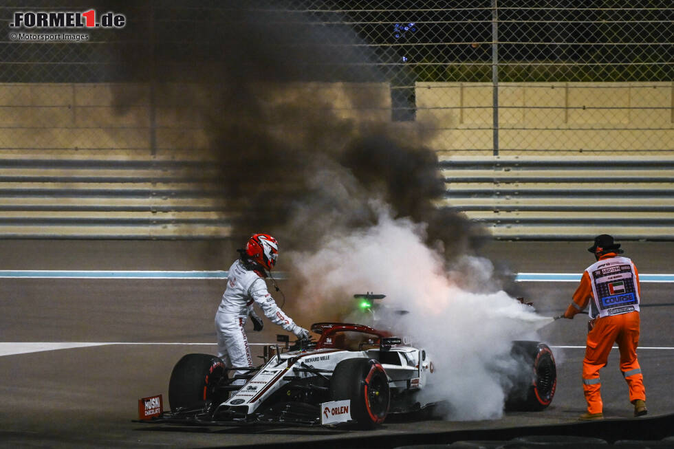 Foto zur News: Räikkönen ist kaum raus aus dem Auto, da beginnen die Löscharbeiten am Fahrzeug ...