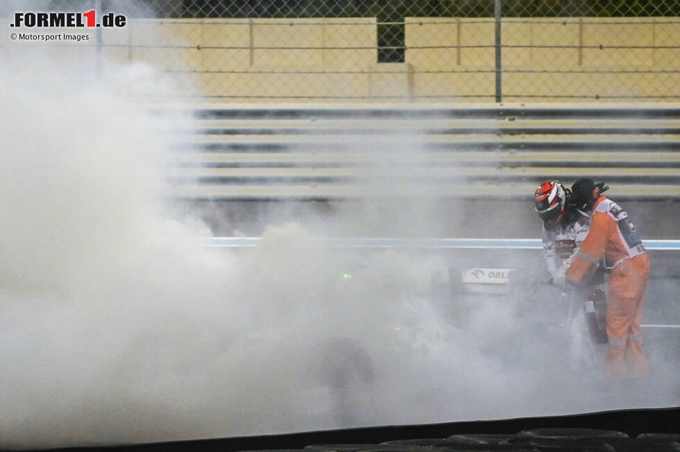 Foto zur News: Mit dem Feuerlöscher in der Hand sorgt Räikkönen dafür, dass die letzten Flammen erlöschen.