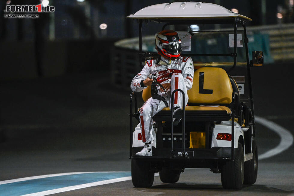 Foto zur News: Und dann lässt sich Räikkönen gemütlich zurück ins Formel-1-Fahrerlager chauffieren, während ...