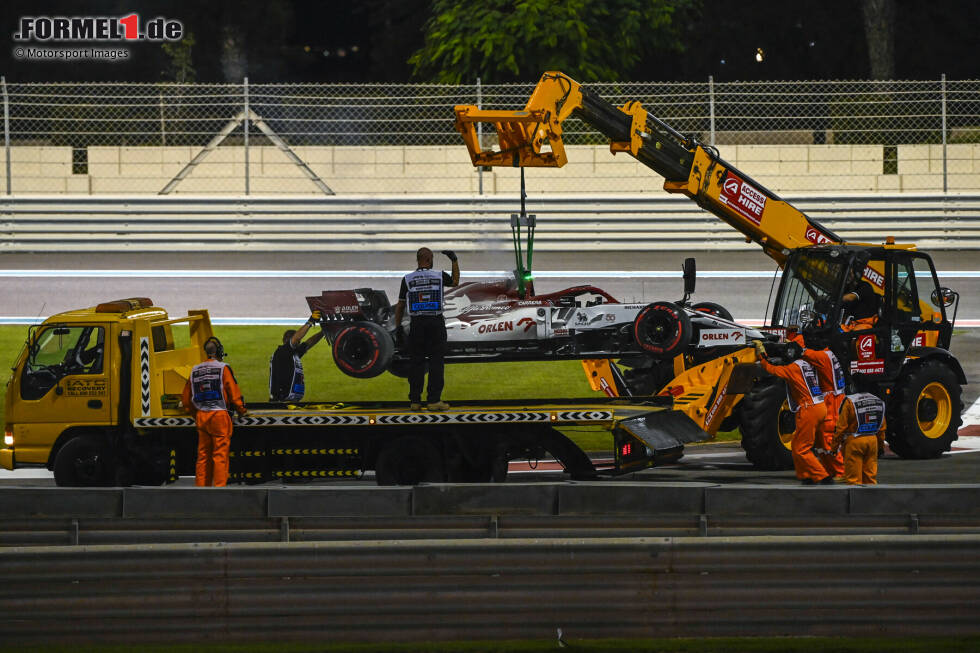 Foto zur News: ... sein Auto per Lastwagen abtransportiert und an die Alfa-Romeo-Box zugestellt wird - mit viel Arbeit für die Mechaniker über Nacht.