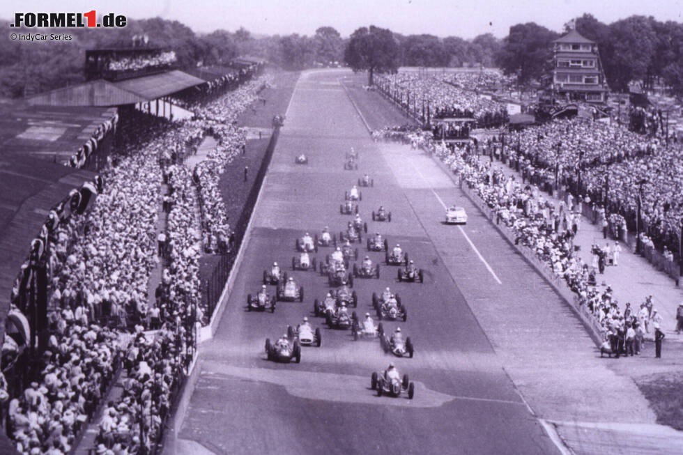 Foto zur News: ... kommt man damit nicht heran, denn das Indianapolis 500 hat zwischen 1950 und 1960 einmalig vorgelegt: Der US-Klassiker ist zeitweise Teil des Rennkalenders, obwohl dort weder nach Formel-1-Reglement noch mit Formel-1-Autos gefahren wird, ein offizieller Grand Prix ist es ebenfalls nie. Letzteres hat ...