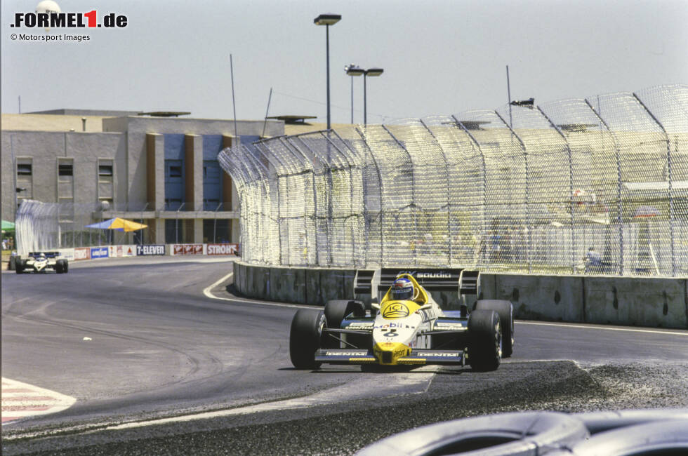 Foto zur News: ... für die eine oder andere Besonderheit: In den 1980er-Jahren gibt es USA-Schauplätze zuhauf, die Formel 1 tritt unter anderem zum Dallas-Grand-Prix an - das Rennen heißt also wie die Gastgeberstadt. Randnotiz: Es ist ein verrücktes Hitzerennen, der Asphalt bricht auf und ...