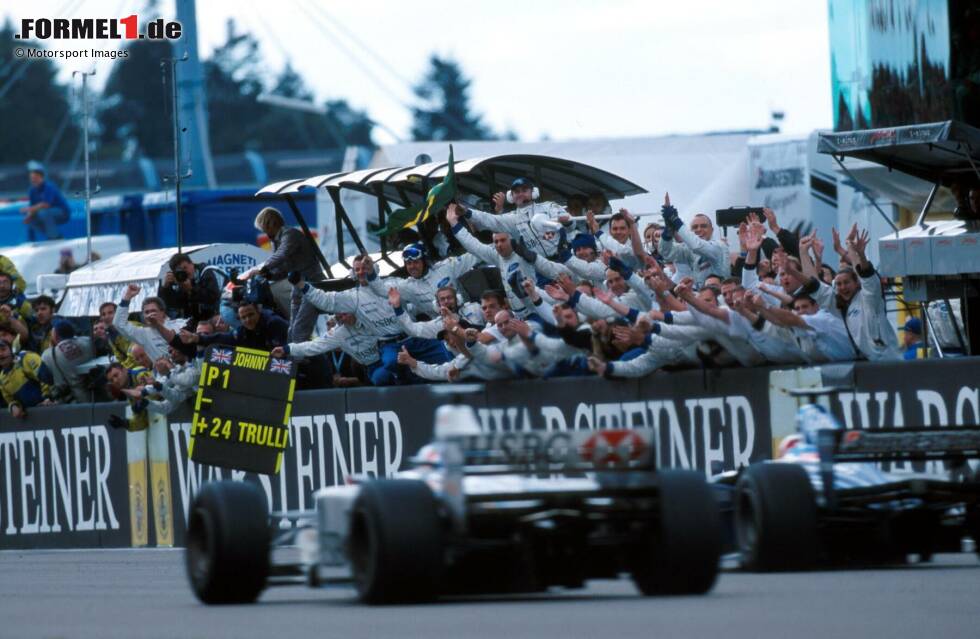 Foto zur News: Andernorts gibt es Rennen, die nicht in dem Land ausgetragen werden, das als Namensgeber fungiert - etwa im Falle des Luxemburg-Grand-Prix, der mehrmals auf dem Nürburgring in Deutschland stattfindet. Dort erzielt das Team von Weltmeister Jackie Stewart 1999 seinen einzigen Sieg (dann schon unter der Bezeichnung Europa-GP), während ...