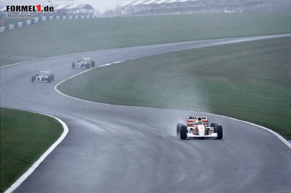 Foto zur News: ... 1993 in Donington, wo Ayrton Senna die vielleicht beste erste Rennrunde aller Zeiten und ein überlegender Sieg unter schwierigsten Bedingungen gelingt. Doch auch andere Europa-Grand-Prix sind denkwürdig, wie zum Beispiel ...