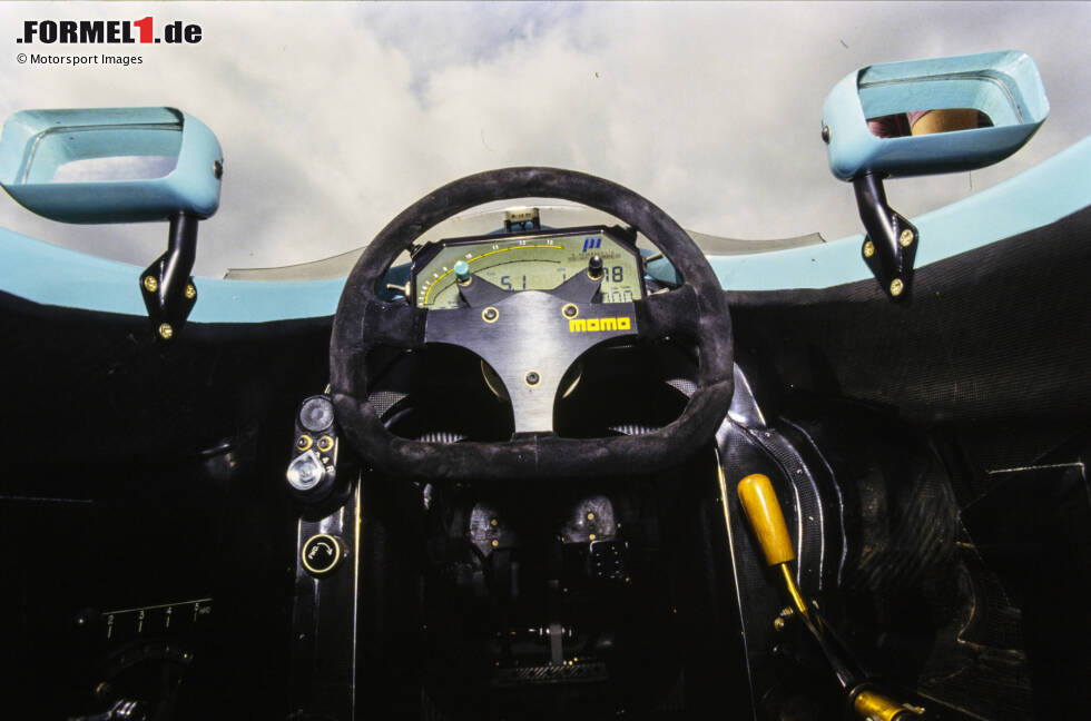 Foto zur News: 1991 bricht Leyton House mit dem CG911 immerhin die bisherige Lenkrad-Form auf und installiert zusätzliche Flächen für die beiden Knöpfe, aber ...