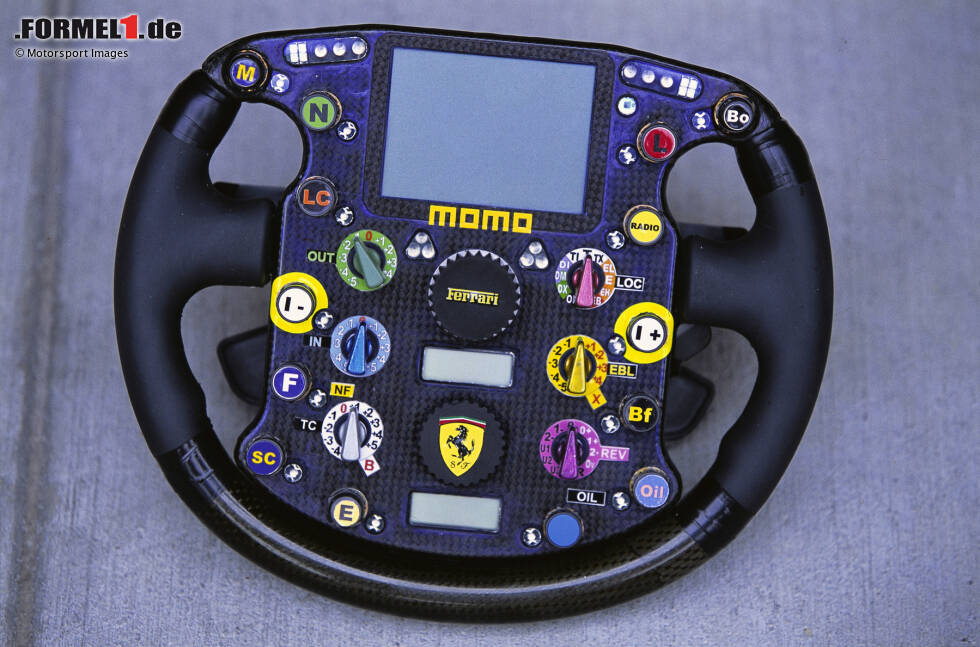 Foto zur News: Nur sechs Jahre später hat sich das Lenkraddesign komplett verändert. Immer mehr Knöpfe und Schalter sowie ein vergrößertes Display halten Einzug, hier am Beispiel des Ferrari F2003-GA von 2003.