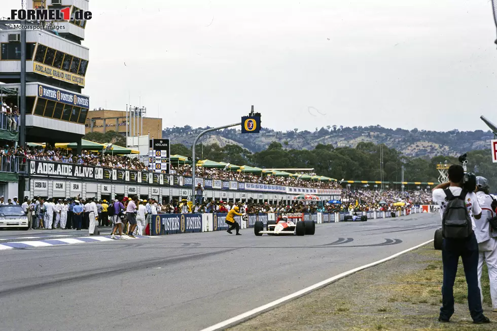 Foto zur News: Auch das letzte Rennen des Jahres geht an McLaren. Senna steht erneut auf Pole, aber Prost gewinnt den Start und auch den Grand Prix. Er überrundet alle bis auf seine drei schärfsten Verfolger. Getriebeprobleme lassen Senna derweil eine halbe Minute hinter dem Teamkollegen ins Ziel kommen, für den letzten McLaren-Doppelsieg mit dem MP4/4.