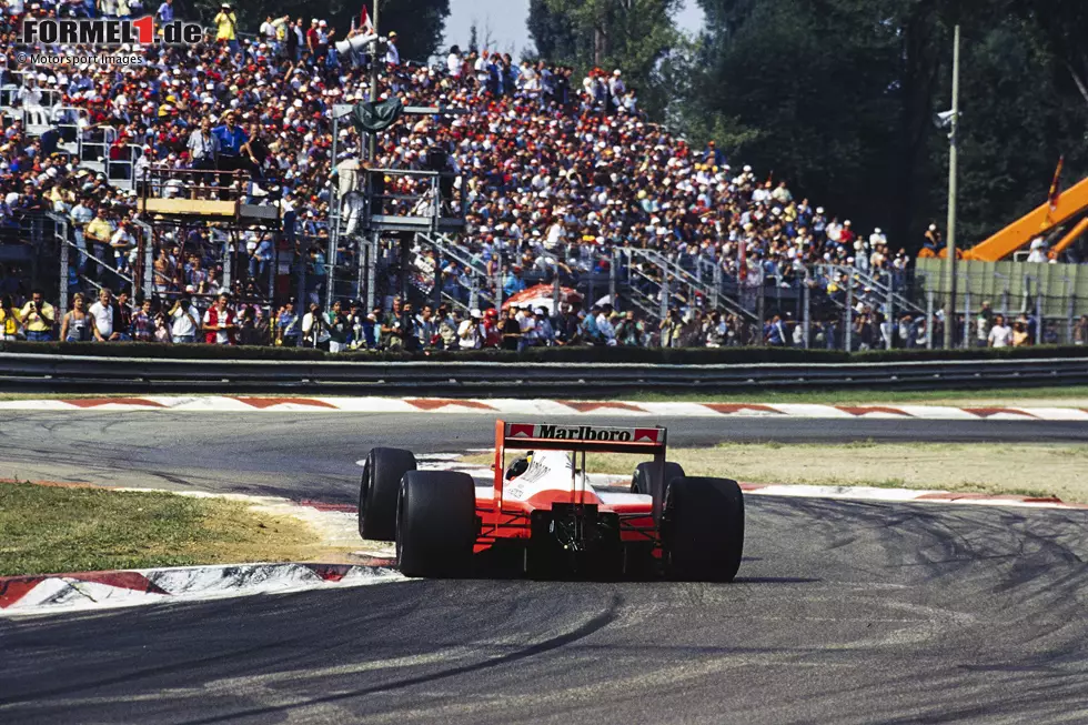 Foto zur News: Die einzige Schlappe des Jahres: Ein Motorschaden bei Prost und ein Unfall bei Senna verhindern die nächste Sternstunde von McLaren. Berger gewinnt das Ferrari-Heimspiel, für Italien ein überaus emotionaler Moment: Es ist das erste Rennen nach dem Tod von Firmengründer Enzo Ferrari.